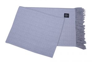 Pläd Saga återvunnen textil - grå/vit