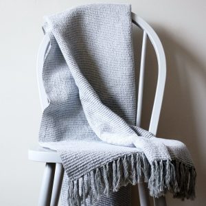 Pläd Valter återvunnen textil - grå/vit